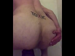 Play MP4 - Salope gay dans la douche fait son num&eacute;ro de pute pour allumer les mecs