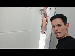 Play MP4 - Fomos pegos no flagra pelo amigo do meu marido&excl;&excl;