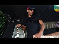 Play MP4 - Os caras da manuten&ccedil;&atilde;o arrumaram as c&acirc;meras internas e depois testaram transando muito&excl;