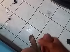 Play MP4 - Punheta com gozada gostosa na perna