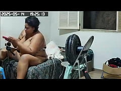 Play MP4 - Camera escondida com madrasta bucetuda se exibindo