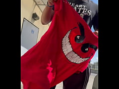 Play MP4 - Se quita la playera para ver si le invitamos las chelas&period; Yo creo que ese morro va a estar en mi cama esta noche