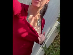 Play MP4 - J&OpenCurlyQuote;attends mes invit&eacute;s&period;&period;&period; Pour un bon barbecue C&rsquo;est la tenue adapt&eacute;e&quest;