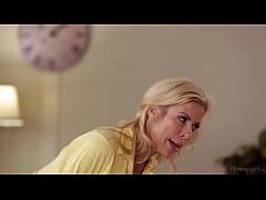 Play MP4 - Milf maravilhosa &eacute; seduzida por sua enteada safada