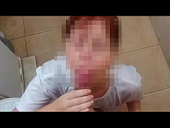 Play MP4 - Ruivinha v&ecirc; seu primo se masturbando no banho e resolve ajud&aacute;-lo