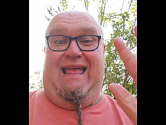 Play MP4 - Chubby pipi jardin