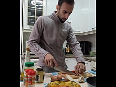 Play MP4 - COCINO una Tortilla&comma; me desnudo&comma; me Pajeo y me corro sobre la comida