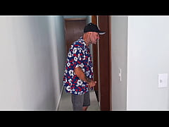 Play MP4 - Velho maduro entra no banheiro com novinha&excl;