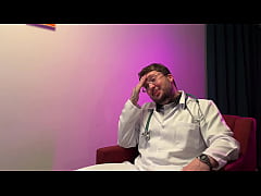 Play MP4 - M&eacute;dico novinho e passivo ajudou o paciente que estava com medo de sentir um dedo no cu &vert; COMPLETO NO RED