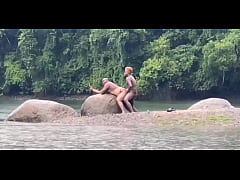 Play MP4 - Fodendo no rio na chuva com urso gostso e outro tesudo