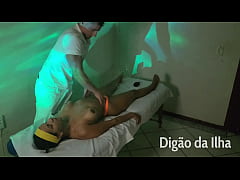 Play MP4 - Gostosa recebendo massagem antes de gozar na rola do massagista