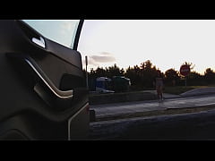 Play MP4 - pute s exhibe sur parking routier