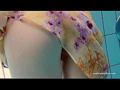 Play MP4 - Floating babe in the swimming pool naked