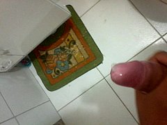 Play MP4 - Vazou&comma; novinho batendo punheta e gozando no final&quest;