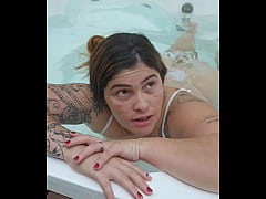 Play MP4 - Estou sozinha na jacuzzi do hotel&comma; o marido est&aacute; no quarto&comma; e eu aqui cheia de fogo