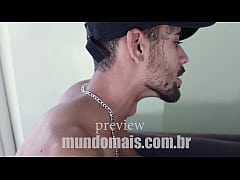 Play MP4 - Tecnicos trepam e depois o supervisor come um deles e o estagiario mete rola no cara fantasiado