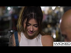 Play MP4 - Jewelz Blu & GIselle Blanco's HOT Sex Tape To Create Scandal