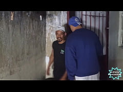 Play MP4 - Parei o carro pra mijar&comma; passou um novinho e pediu pra mama&comma; depois me levou pra sua casa pra fuder enquanto a mulher dormy&commat;