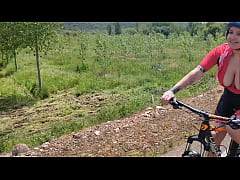 Play MP4 - Me follo a una CICLISTA DESCONOCIDA en mitad de una Ruta