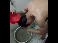 Play MP4 - Boy tắm khoe th&acirc;n