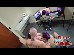 Play MP4 - camera flagra amigos fodendo no escritorio de jogos