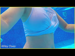 Play MP4 - Wifey goes braless in the hotel pool