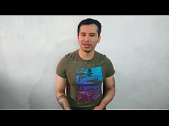 Play MP4 - Hombre musculoso alba&ntilde;il vergon de 20cm pre&ntilde;a a pelo el culo de un ejecutivo bancario en un cine porno&excl; Relato sexual