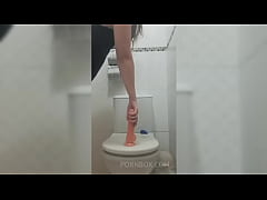 Play MP4 - Big ass solo girl fucking a big dildo in a big pussy until she gets orgasm and squirts in the bathroom