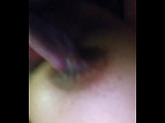 Play MP4 - Chupando o peitinho da novinha