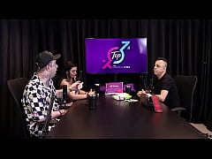 Play MP4 - Com sua bolsinha de cobrador de onibus Rei do Dogging coloca Monica Lima na rola - Corno observa do outro lado da mesa e goza sem ao menos se tocar completo no RED