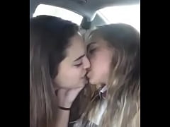 Play MP4 - beso de chicas