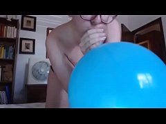 Play MP4 - Palloncino blu cosa c'&egrave; di meglio che giocare in una maniera davvero fetish&quest;