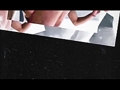 Play MP4 - Hombre heterosexual con jaula de castidad en su peque&ntilde;o pene se mete un pepino en su culo