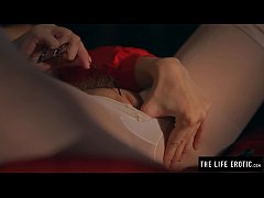 Play MP4 - Puffy nippled milf rips through her nylons to masturbate