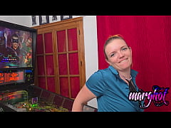 Play MP4 - une milf joue au flipper&comma; elle va s'en prendre plein le culJ'adore le &period;&period;&period;