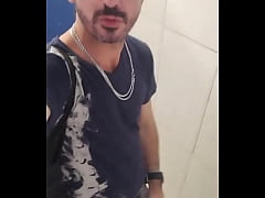 Play MP4 - Tes&atilde;o no banheiro da esta&ccedil;&atilde;o&period;