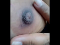 Play MP4 - Acariciando os seis grandes e apertando os mamilos querendo ser mamada