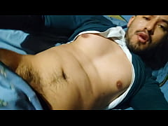 Play MP4 - Macho activo Bisexual haci&eacute;ndose una paja a sus 19cm de verga gruesa y grande