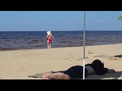 Play MP4 - Nimble mature mommy has fun with young guys on the beach&rpar;&rpar;&rpar;