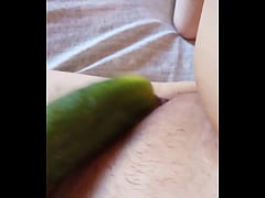 Play MP4 - GretaLa - si accarezza col cetriolo