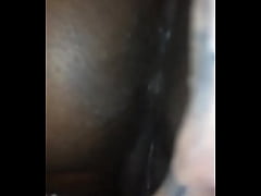 Play MP4 - DR PUSSY2 - Ebony casada deixa o patr&atilde;o meter o pau de 23cm na buceta rosa enquanto o corno est&aacute; fora a trabalhar