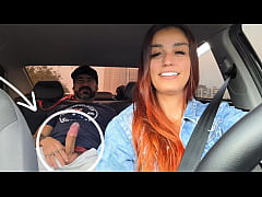 Play MP4 - Motorista de APP pega passageiro se masturbando por tr&aacute;s e deu pra ele no carro&excl;