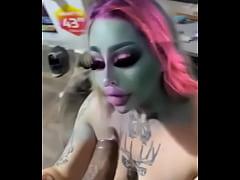 Play MP4 - Sluty al&iacute;en love sucking dick deepthroat