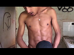 Play MP4 - Macho casado Deixou a mulher em casa pra dar o cu no mato