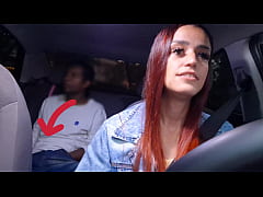 Play MP4 - Safada motorista de aplicativo flagra passageiro dotado se masturbando por tr&aacute;s&excl;