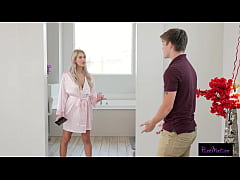 Play MP4 - Jordan Maxx Makes Mover Stuff Her Box