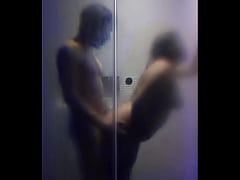 Play MP4 - Me cogieron de perrita en la regadera me llevaron de leche