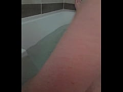 Play MP4 - Qui veut me rejoindre dans mon bain &quest;J'ai envie de vider des queues ce soir &period;&period;&period;