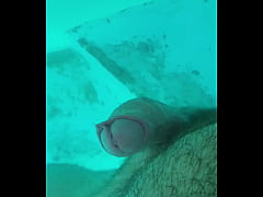 Play MP4 - Je jouis dans la piscine sans les mains