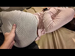 Play MP4 - Milf breaks condom to get creampie